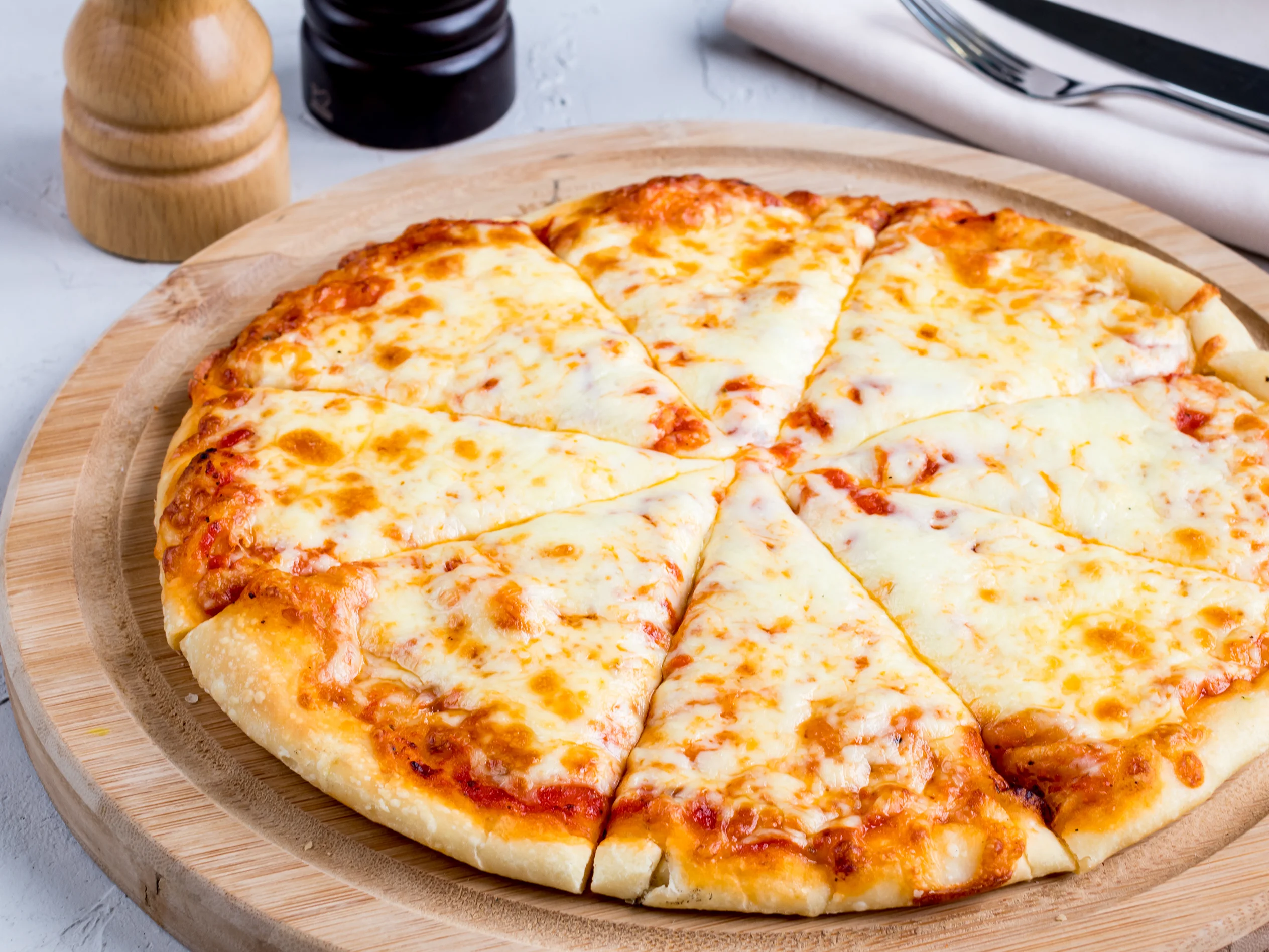 Pizza sin gluten preparada con masa casera